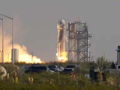 Roket New Shepard Blue Origin diluncurkan dari pelabuhan antariksa dekat Van Horn, Texas, Amerika Serikat, Selasa (20/7/2021). Roket membawa pendiri Amazon Jeff Bezos, Mark Bezos, Oliver Daemen, Wally Funk. (AP Photo/Tony Gutierrez)