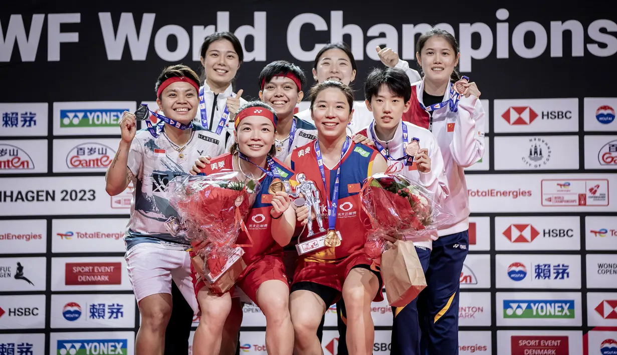 Juara ganda putri BWF World Cahmpionship 2023, Chen Qing Chen/Jia Yi Fan (tengah/Cina) berfoto bersama peringkat kedua, Apriyani Rahayu/Siti Fadia Silva Ramadhanti (Indonesia) dan peringkat tiga bersama Kim So Yeong/Kong Hee Yong (Korsel) dan Zhang Shu Xian/Zheng Yu (China) usai laga final nomor ganda putri BWF World Championship 2023 di Royal Arena, Copenhagen, Denmark, Minggu (27/8/2023). (AFP/Ritzau Scanpix/Mads Claus Rasmussen)