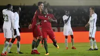 Gelandang Portugal, Manuel Fernandes, melakukan selebrasi usai mencetak gol ke gawang Arab Saudi pada laga persahabatan di Stadion Municipal do Fontelo, Sabtu (11/11/2017). Portugal menang 3-0 atas Arab Saudi. (AFP/Francisco Leong)