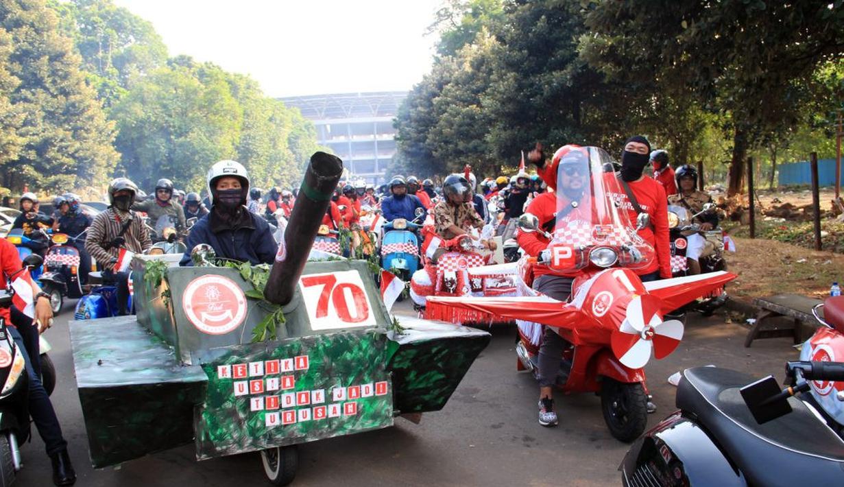 Sekumpulan vespa dengan aksesori bernuansa merah putih. (Source: naikmotor.com)