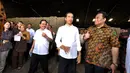 Presiden Joko Widodo (tengah) didampingi Menko Perekonomian Sofyan Djalil (kiri) dan Mendag Rahmat Gobel meninjau Gudang Beras Bulog, Jakarta, Rabu (25/2/2015). Jokowi  memerintahkan Bulog menggelontorkan semua stok beras. (Liputan6.com/Faizal Fanani)