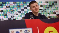 Pemain muda Timnas Inggris, Adam Wharton memberikan keterangan saat konferensi pers menjelang Euro 2024 di Blankenhain, Thuringia, Rabu (12,/06/2024) waktu setempat. (AFP/Adrian Dennis)