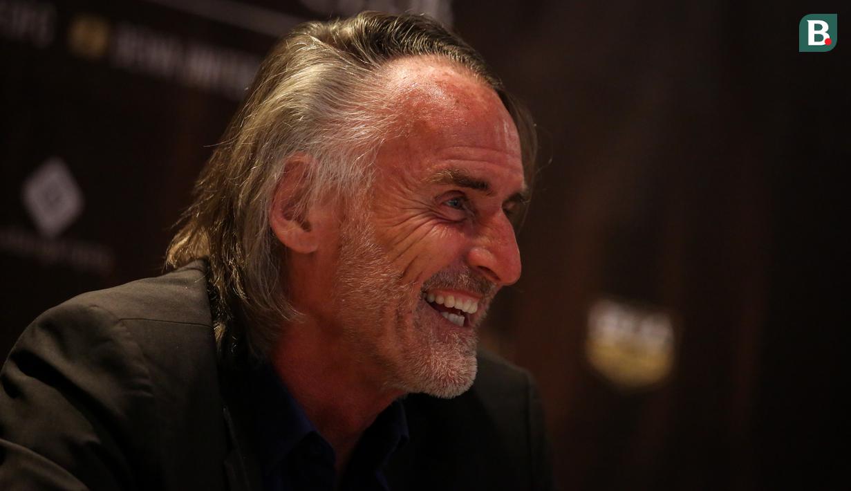 <p>Pelatih baru Dewa United FC, Jan Olde Riekerink memberikan pernyataan saat konferensi pers pengenalan pelatih baru Dewa United FC untuk BRI Liga 1 2022/2023 yang berlangsung di Hotel Episode, Gading Serpong, Tangerang, Selasa (10/1/2023). (Bola.com/Bagaskara Lazuardi)</p>