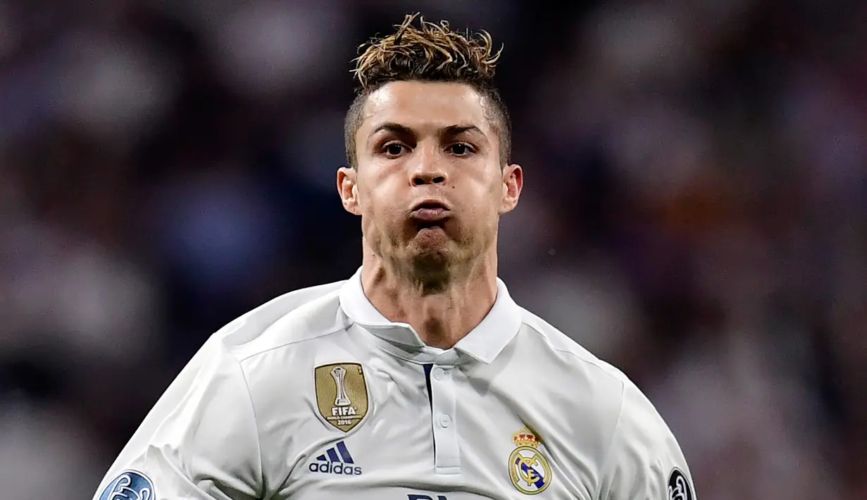 Cristiano Ronaldo (CR7) memborong semua gol Real Madrid dalam kemenangan 3-0 atas Atletico Madrid di Santiago Bernabeu, Rabu (3/5). Satu kaki Los Blancos telah menapak di final Liga Champions. (AFP Photo)