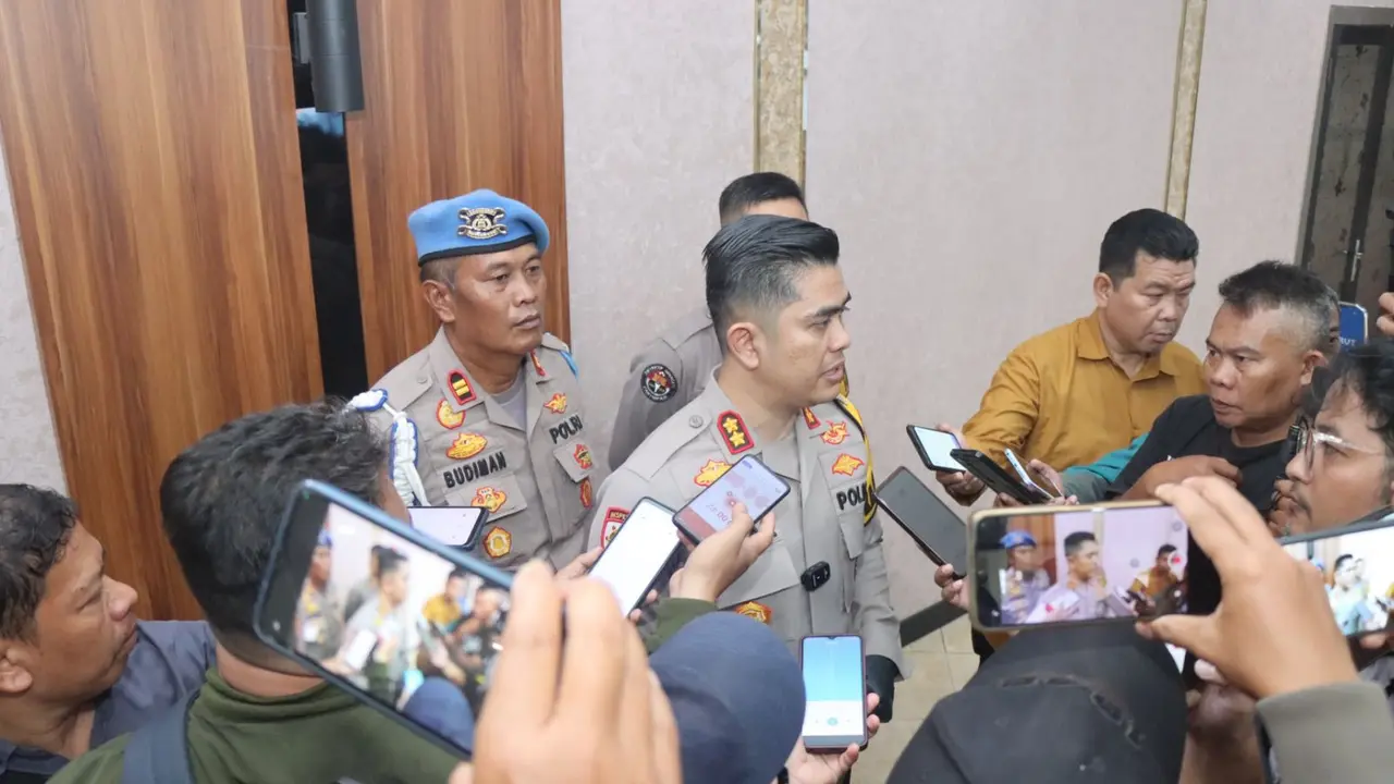 Polres) Garut, Jawa Barat, melakukan bersih-bersih dengan Pemberhentian Tidak Dengan Hormat (PTDH) terhadap anggota nakal yang kerap meresahkan masyarakat. (Liputan6.com/Jayadi Supriadin)
