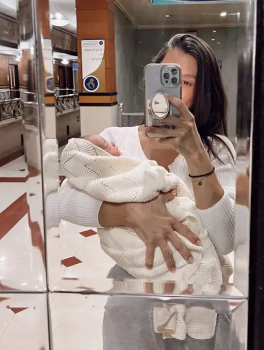 Tak butuh waktu lama, ia dan si kecil pun kembali kerumah. Dalam momen ini Jennifer memerlihatkan body goals meski baru saja melahirkan. (@jenniferbachdim)