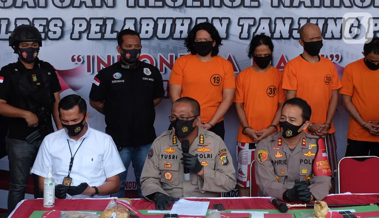 Kabid Humas Polda Metro Jaya, Kombes Pol Yusri Yunus saat konferensi pers penangkapan drummer band J-Rocks Anton Rudi Kelces di Polres Pelabuhan Tanjung Priok, Jakarta Utara, Sabtu (22/8/2020). Anton J-Rocks ditangkap atas kepemilikan ganja di kediamannya, Serpong. (Liputan6.com/Herman Zakharia)