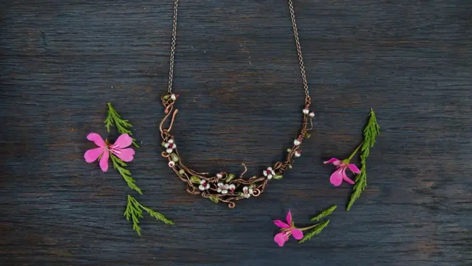 Cantiknya Perhiasan Mosak yang Terinspirasi dari Alam