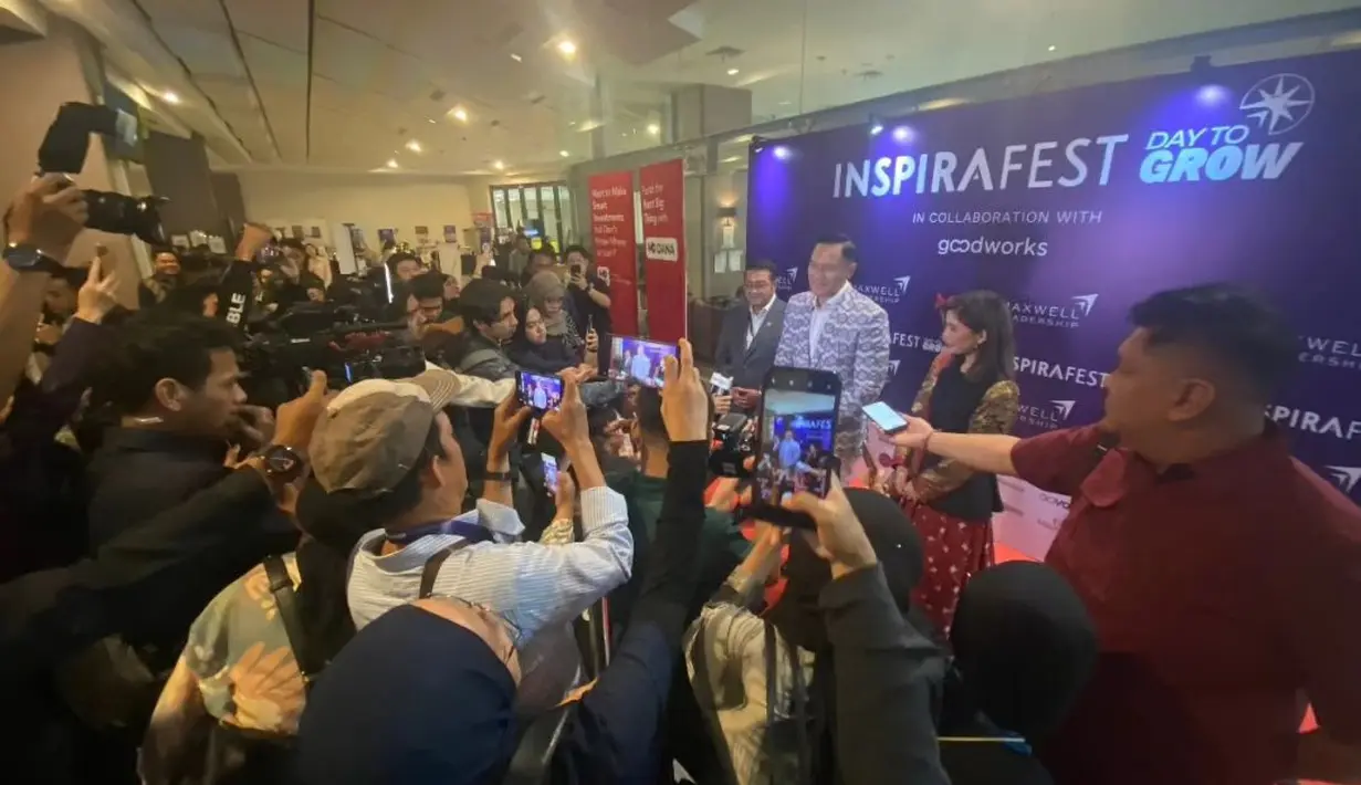 Merry Riana kenakan blazer asimetris dengan sentuhan batik di bagian lengan dan tubuh sebelah kanan. [@agusyudhoyono]