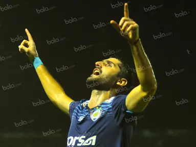 Ekspresi kegembiraan Srdan Lopicic seusai menjebol gawang Bhayangkara Surabaya United dalam laga Torabika Soccer Championship 2016 di Stadion Kanjuruhan, Malang, Minggu (15/5/2016). Arema unggul 3-0 atas Bhayangkara SU. (Bola.com/Iwan Setiawan)