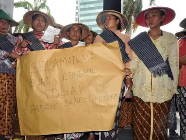 Puluhan petani yang didominasi kaum wanita menyambangi Gedung KPK, Jakarta, Kamis (22/11/2014). (Liputan6.com/Miftahul Hayat)