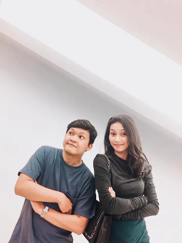 Adik Indah Permatasari, Sinta Mutiara bersama calon suaminya Aslan (Foto: Instagram sintamutiarabell)