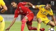 Gelandang Persija, Rohit Chand berebut bola dengan pemain Song Lam Nghe An pada fase grup H Piala AFC di Stadion GBK Jakarta, Rabu (14/3). Babak pertama Persija ditahan imbang Soang Lam Nghe An 0-0. (Liputan6.com/Helmi Fithriansyah)