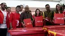 Ketua Umum Partai Solidaritas Indonesia (PSI) Grace Natalie bersama Ketua KPU Arief Budiman menunjukkan sejumlah kontainer berisi berkas saat mendaftarkan PSI sebagai peserta pemilu 2019 ke KPU, Jakarta, Selasa (10/10). (Liputan6.com/Johan Tallo)