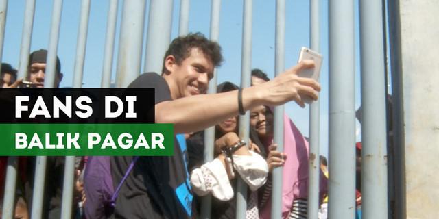 VIDEO: Pemain Timnas Indonesia U-19 Temui Fans di Balik Pagar