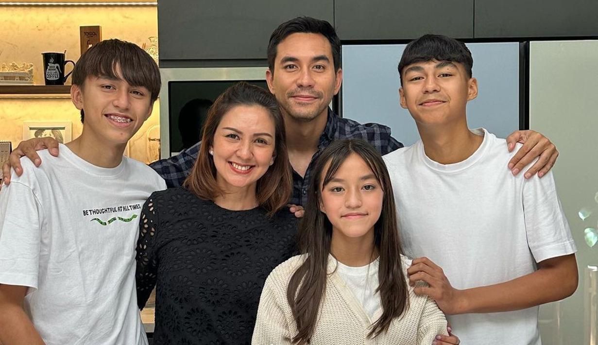 Berusia 44 tahun, tak dipungkiri jika pesona Donna Agnesia tetap terpancar bak ABG. Berfoto bersama suami dan ketiga buah hatinya, keluarga kecil Donna Agnesia dan Darius Sinathrya ini banjir pujian. Pamer senyuman lebar saat berfoto bersama anak dan buah hatinya, Donna Agnesia seakan menyebar kebahagiaan kepada para pengikutnya di Instagram. (Liputan6.com/IG/@dagnesia)