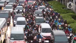 Sejumlah kendaraan terjebak kemacetan di Jalan Jenderal Sudirman, Jakarta, Senin (16/3/2020). Peniadaan sementara aturan ganjil-genap  terkait dengan penyebaran virus corona Covid-19 membuat kemacetan terjadi di sejumlah wilayah Jakarta. (Liputan6.com/Angga Yuniar)