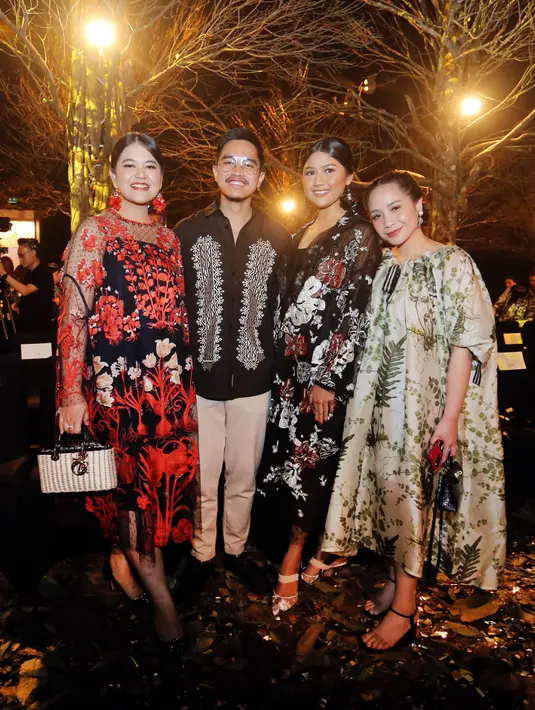Kahiyang tampil anggun dengan dress rancangan Biyan dengan bordiran merah. Kahiyang tampak menggunakan innerwear berwarna hitam polos, yang menyempurnakan penampilannya ini. Foto: Instagram.