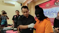 Polisi tangkap muncikari prostitusi online di Tangerang. (Pramita/Liputan6.com)