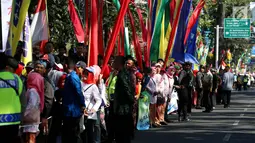 Sejumlah warga memadati lokasi berlangsungnya Karnaval Kemerdekaan Pesona Parahyangan 2017 di sekitar jalanan utama Kota Bandung, Jawa Barat, Sabtu (26/8). Mereka antusias ingin menyaksikan iring-iringan kendaraan yang dihias. (Liputan6.com/Johan Tallo)