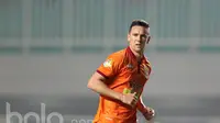 Pemain Pusamania Borneo FC, Shane Smeltz saat melawan PS TNI pada lanjutan Liga 1 Indonesia di Stadion Pakansari, Bogor, Senin (17/4/2017). PS TNI bermain imbang 2-2 dengan PBFC. (Bola.com/Nicklas Hanoatubun)