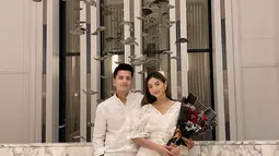 Begini potret penampilan Glenca dan Rendi Jhon di momen dinner ulang tahun Glenca. Glenca cantik dengan setelah baju dan rok, sementara Rendi Jhon tampan dengan kemeja dan celana jeans putih. Tatanan rambut dan polesan makeup Glenca yang simpel semakin pancarkan pesonanya. Heels berpita yang dipakainya juga mendukung penampilan Glenca makin manis. (Liputan6.com/IG/@rendijhonpratama)