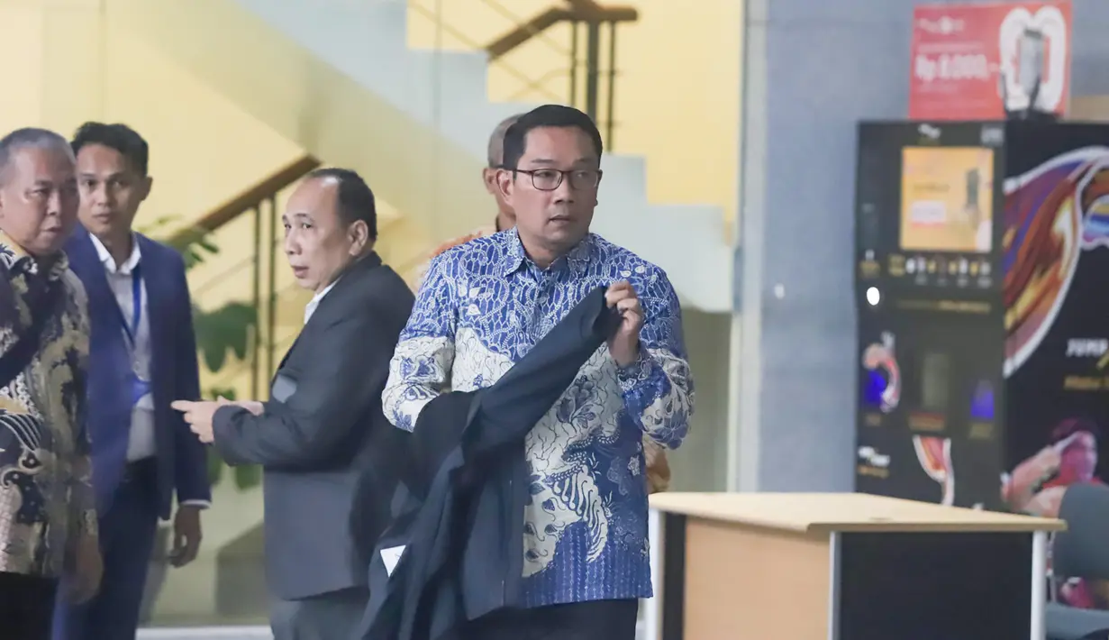 Ridwan Kamil diperiksa sebagai saksi dalam kapasitasnya semasa menjabat sebagai Gubernur Jawa Barat dalam kasus dugaan korupsi pengadaan iklan pada Bank Pembangunan Daerah Jawa Barat dan Banten atau Bank BJB periode 2021-2023. Tampak dalam foto, mantan Gubernur Jawa Barat Ridwan Kamil (kanan) bersiap meninggalkan Gedung Merah Putih Komisi Pemberantasan Korupsi (KPK), Jakarta, Selasa (2/12/2025). (merdeka.com/Arie Basuki)