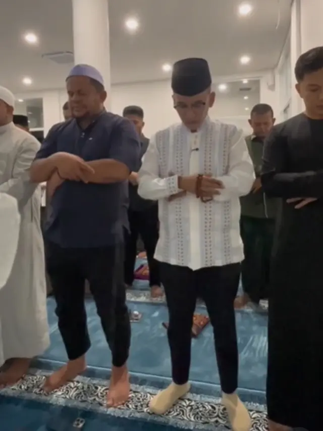 6 Potret Ivan Gunawan Resmikan Masjid di Pondok Cabe, Gelar Tarawih Perdana