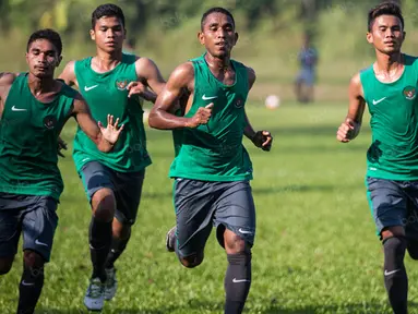Pandi Lestaluhu (kedua kanan) dan pemain lainnya berlatih saat mengikuti seleksi Timnas Indonesia U-19 di Lapangan POR Pelita Jaya, Sawangan, Jawa Barat, Selasa (26/7/2016). (Bola.com/Vitalis Yogi Trisna)