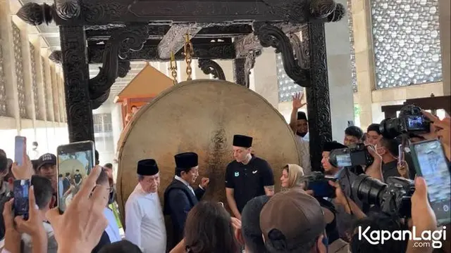 6 Potret Mesut Ozil Sholat Jumat di Masjid Istiqlal, Picu Anstusiasme Warga