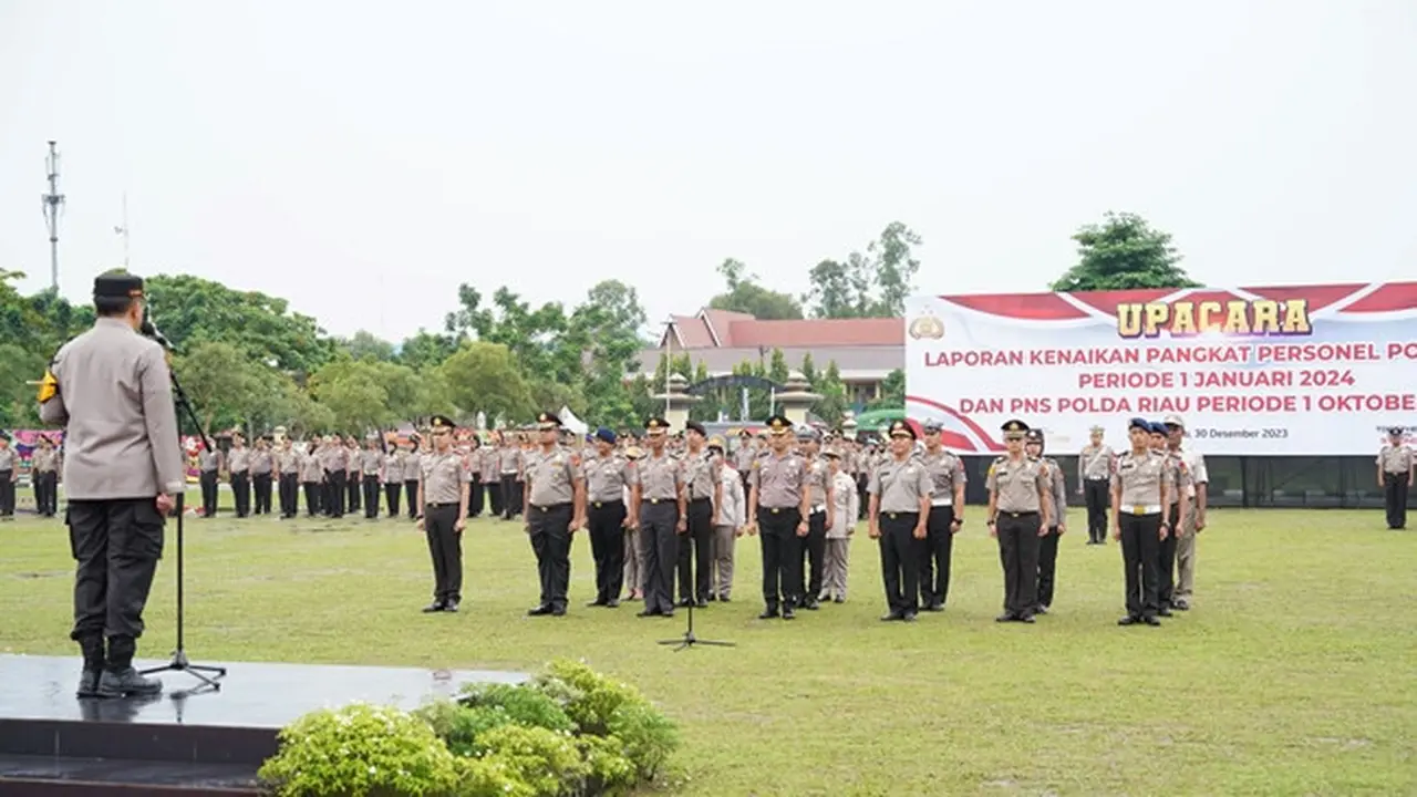 Kapolda Riau Irjen Mohammad Iqbal memimpin apel kenaikan pangkat personel.