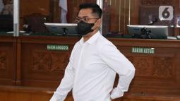 Ekspresi terdakwa kasus dugaan perintangan penyidikan pada kasus pembunuhan Brigadir Yosua, Irfan Widyanto usai menjalani sidang putusan di Pengadilan Negeri Jakarta Selatan, Jumat (24/2/2023).  Ketua Majelis Hakim menyatakan, Irfan Widyanto terbukti bersalah menghalangi penyidikan atas kasus pembunuhan berencana Nofriansyah Yosua Hutabarat alias Brigadir J. (Liputan6.com/Herman Zakharia)