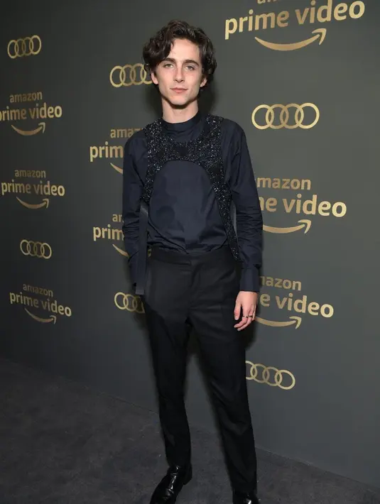 Harness Louis Vuitton yang berkilauan dan dikenakan oleh Timothee Chalamet di Golden Globes 2019 dirancang sendiri oleh Virgil Abloh. Siluet baju zirah yang sama dan populer pernah dirancangnya untuk Michael B. Jordan. Foto: Forbes.