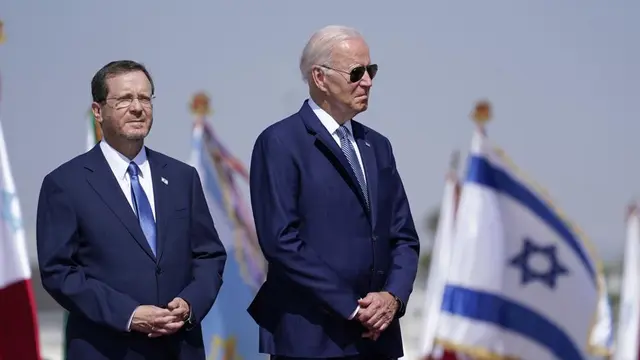 Presiden Joe Biden berdiri bersama Presiden Israel Isaac Herzog (kiri) setelah tiba di Bandara Ben Gurion, Rabu, 13 Juli 2022, di Tel Aviv. (Foto AP/Evan Vucci)