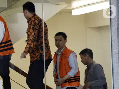 Dua tersangka Kadis Perdagangan Lampung Utara nonaktif, Wan Hendri dan Kepala Dinas PUPR Lampung Utara nonaktif, Syahbuddin mengenakan rompi tahanan akan menjalani pemeriksaan untuk melengkapi berkas di Gedung KPK, Jakarta, Rabu (29/1/2020). (merdeka.com/Dwi Narwoko)
