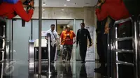 Kasubdit Kasasi dan Perdata Khusus MA, Andri Tristianto Sutrisna (ATS) keluar dari Gedung KPK, Jakarta, Minggu (14/2/2016). Andri ditetapkan tersangka terkait kasus dugaan suap permintaan penundaan kasasi sebuah perkara di MA. (Liputan6.com/Faizal Fanani)