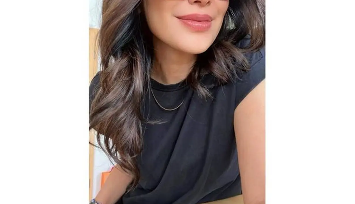 Selama berada di Jerman, Sophia Latjuba selalu tampil simple namun begitu mempesona. Begini posenya di hadapan kamera dalam balutan kaus hitam simple dipadukan dengan aksesoris kalung dan kacamata. (instagram.com/sophia_latjuba88)