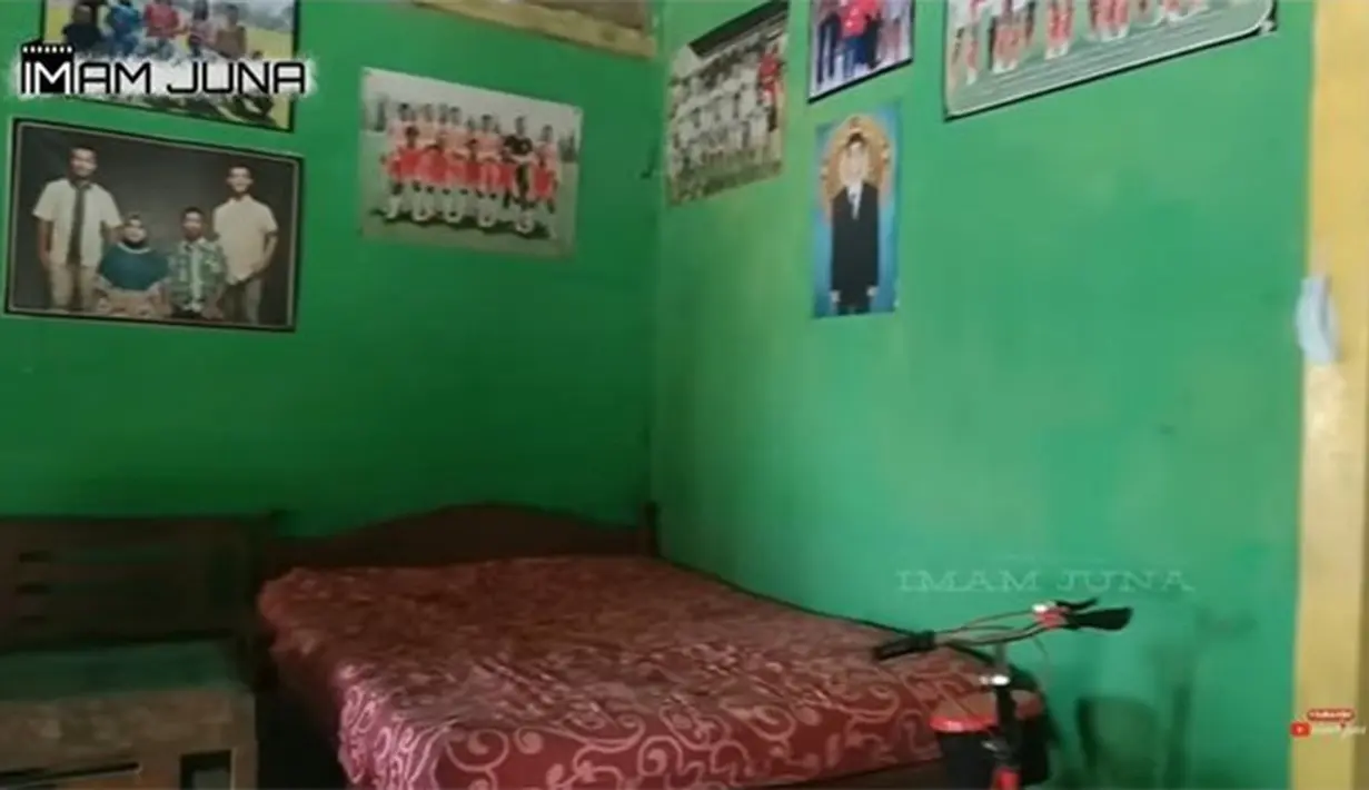 Kamar sederhana Pratama yang juga dengan dominasi warna hijau. Tampak beberapa foto hingga poster menghias dindingnya. Terdapat ranjang sederhana. [Youtube/Imam juna]