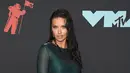 Model Adriana Lima menghadiri acara MTV Video Music Awards 2019 di Prudential Center, Newark, New Jersey, Senin (26/8/2019). Adriana Lima mengenakan baju renang yang dikamuflase dengan pakaian berbahan lace warna hijau emerald. (Photo by Evan Agostini/Invision/AP)