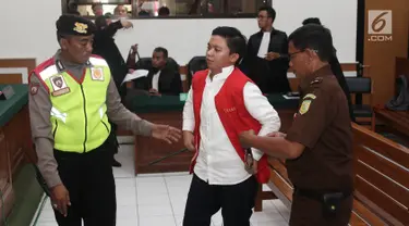 Petugas memborgol Komisaris First Travel Kiki Hasibuan usai menjalani sidang vonis di Pengadilan Negeri Depok, Jawa Barat, Rabu (30/5). Kiki divonis 15 tahun penjara dan denda 5 miliar rupiah subsider 8 bulan penjara. (Liputan6.com/Herman Zakharia)