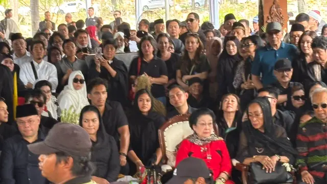 Megawati di Pemakaman Guruh Soekarnoputra
