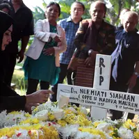 Usai ibadah pemakaman, peti yang telah terkubur ditaburkan bunga oleh para pelayat serta keluarga. Pemakaman berlangsung sekitar pukul 15.00 WIB. (Deki Prayoga/Bintang.com)