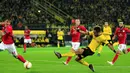 Pemain Borussia Dortmund, Pierre-Emerick Aubameyang saat mencetak gol kedua ke gawang FK Qabala dalam lanjutan Grup C Liga Europa di Stadion Signal Iduna Park, Dortmund, Jerman, Jumat (6/11/2015) dini hari WIB. (Reuters/Ina Fassbender)