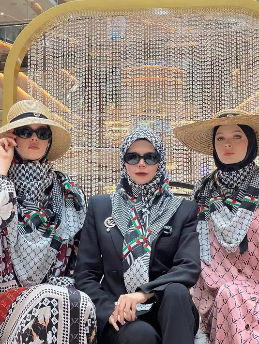 Desainer Vivi Zubedi melalui labelnya meluncurkan scarf Palestina yang diberi nama Hurriya Scarf. Seluruh keuntungan dari hasil penjualan produk scarf ini akan didonasikan untuk rakyat Palestina. [@mrsvivi]