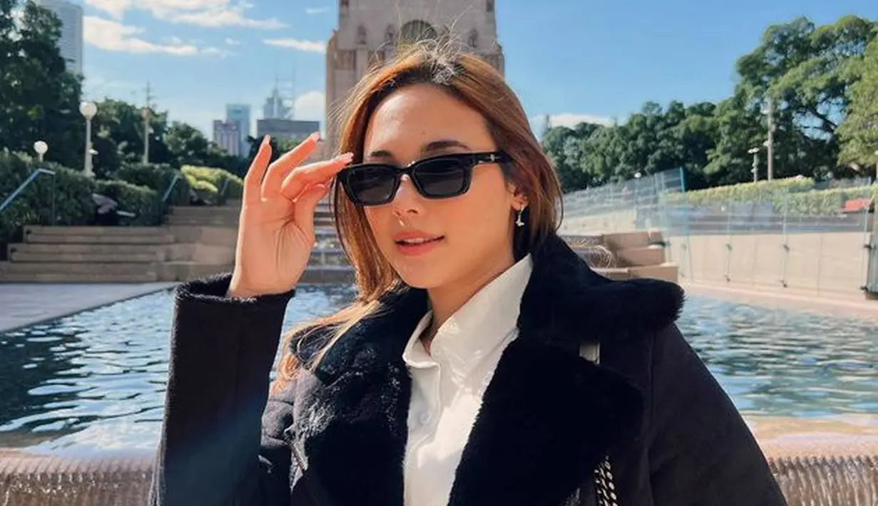 Paduan jaket dengan aksen bulu menjadi fashion item yang sempurna dikenakan kala berlibur.  (Liputan6.com/IG/@gretairn)