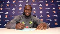 Gelandang Chelsea, Victor Moses. (Chelsea). 