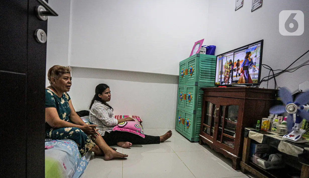 Aktivitas warga di Kampung Susun Akuarium, Penjaringan, Jakarta, Sabtu (11/10/2021). Pemprov DKI Jakarta telah meresmikan Tahap 1 pembangunan Kampung Susun Akuarium, berupa 2 blok bangunan 5 lantai yang terdiri dari 107 unit hunian yang sudah bisa dihuni oleh warga.  (Liputan6.com/Faizal Fanani)