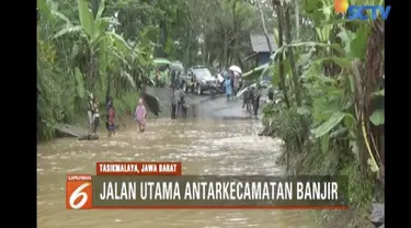 Banjir menggenangi jalan hingga setinggi paha orang dewasa di Desa Simpang, Kecamatan Bantarkalong, Tasikmalaya.