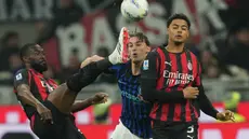 Usai jeda, Inter Milan bermain lebih ketat dan segera mengurung pertahanan AC Milan. Tampak dalam foto, pemain AC Milan, Fikayo Tomori (kiri), menghalau bola di depan Francesco Pio Esposito dari Inter Milan dan Koni De Winter dari AC Milan saat pertandingan pekan ke-28 Serie A Italia 2025/2026, di Stadion San Siro, Minggu 8 Maret 2026 waktu setempat atau Senin (9/3/2026) dini hari WIB. (AP Photo/Antonio Calanni)