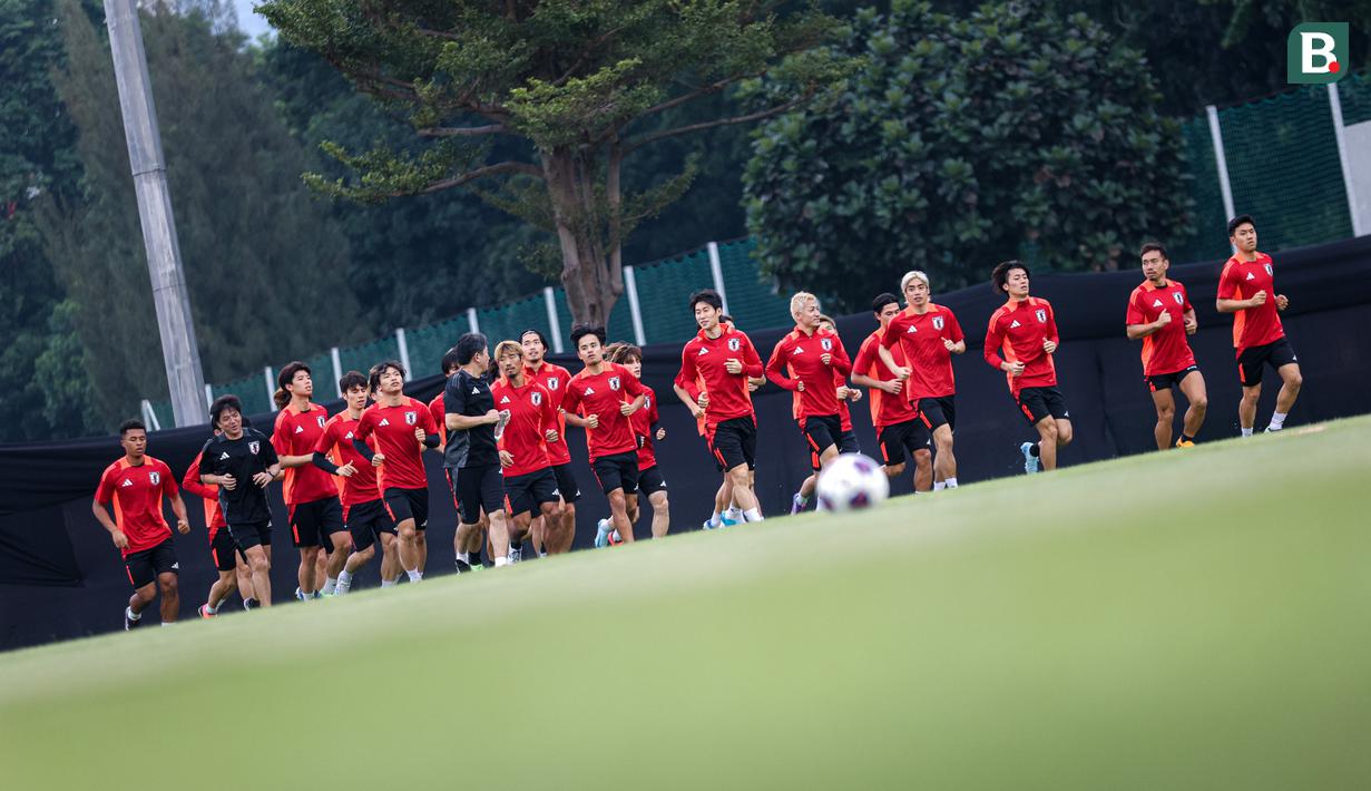 <p>Sejumlah pemain Timnas Jepang melakukan pemanasan saat akan mengikuti sesi latihan menjelang laga lanjutan putaran ketiga Kualifikasi Piala Dunia 2026 melawan Timnas Indonesia yang berlangsung di Lapangan A, Kompleks Stadion Utama Gelora Bung Karno (SUGBK), Senayan, Jakarta, Rabu (13/11/2024). (Bola.com/Bagaskara Lazuardi)</p>